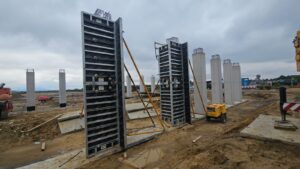 S8 zadanie1 16 20260715 ES 108 szalunek słupów przed betonowaniem