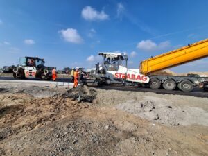 S8 zadanie1 01 20261005 DW346 układanie warstwy wiążącej