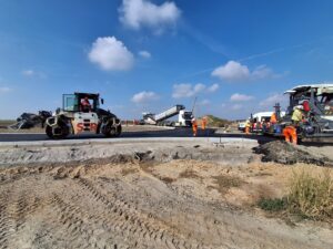 S8 zadanie1 02 20261005 DW346 układanie warstwy wiążącej