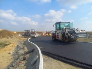 S8 zadanie1 03 20261005 DW346 układanie warstwy wiążącej